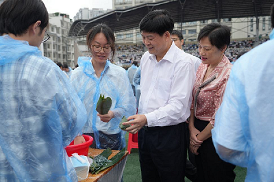尊龙凯时人生就是博勇夺桂冠  传承与创新共绽光芒—第五届广西粽子文化节暨壮乡寿源粽年消售突破300万个庆典仪式